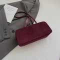 Bolso baguette retro de ante color burdeos con correas largas para un estilo chic - Rojo