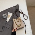 Sac seau en daim beige avec bordure en cuir marron et poignée en chaîne dorée pour femme - Blanc Cassé