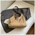 Minimalistische Hobo-Tasche aus braunem Wildleder mit verstellbarem Lederriemen - Khaki