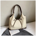 Detalle del bolso tote de contraste con lazo de cuero marrón y correas de hombro - Blanco Roto