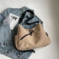 Detalle de bolso tote de nailon caqui con cremalleras dobles y correa ancha ajustable - Caqui