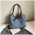Detalle del bolso tote de lona azul con ribetes de cuero marrón y adorno de nudo - Azul