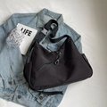 Detalle del bolso bandolera de nailon negro con cremalleras y correa ancha con hebilla - Negro