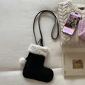 Detail der schwarzen Weihnachtsstrumpf-Umhängetasche mit weißem Lammfell-Besatz - Schwarz