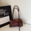 Dettaglio della borsa tote vintage bordeaux con cerniere dorate e finitura in ecopelle - Rosso Vino (Con Ciondolo)