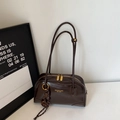 Dettaglio borsa Boston vintage marrone scuro con logo dorato e nodo di corda intrecciato - Caffè (Con Ciondolo)