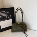 Dettaglio della borsa tote verde oliva con finitura in pelle liscia e logo oro - Verde (Con Ciondolo)