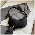 Bolso medialuna de ante negro minimalista con correa ajustable de cuero y hebilla dorada - Negro