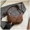 Bolso hobo de ante marrón en forma de media luna con correa de cuero estilo minimalista - Marrón