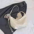 Bolso hobo blanco crema de gran capacidad con un lindo colgante de elefante - Blanco Con Colgante
