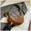 Bolso de hombro de ante marrón en forma de media luna con hebilla metálica dorada - Marrón