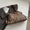 Grande borsa tote marrone scuro con borchie in ecopelle vintage per il pendolare quotidiano - Marrone