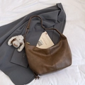 Bolso de media luna minimalista en cuero marrón oscuro con un lindo colgante de conejo - Marrón con Colgante