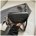 Schwarze glänzende Satteltasche mit Seidenschal und breitem Ethno-Schultergurt - Schwarz