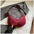 Bolso de mano minimalista media luna en ante color burdeos con correa ajustable - Burdeos