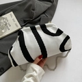 Détail d'un sac nuage en tricot à rayures noir et blanc avec une chaîne argentée - Blanc