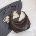 Bolso hobo marrón oscuro en forma de luna con colgante de conejo blanco suave - Café Con Colgante