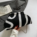 Gros plan détaillé sur la texture en tricot rayé noir et blanc du sac nuage moderne - Noir