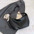 Bolso bandolera chic de media luna en cuero PU negro con lindo colgante de conejo - Negro Con Colgante