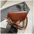 Braune Vintage-Satteltasche aus glänzendem Kunstleder mit Herzmuster-Seidenschal-Detail - Braun