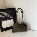 Retro olive green tote bag with double gold zippers and brand logo on minimalist background - No Pendant / Green