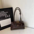 Deep coffee brown oily leather Boston shoulder bag with slim straps and golden logo - No Pendant / Coffee