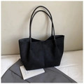 Detailansicht der großen schwarzen Wildleder-Tote Bag mit weicher Textur und Henkeln - Schwarz