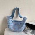 Hellblaue gesteppte Hobo-Tasche mit bunten Zickzacknähten und breitem Stoffriemen - Blau Groß