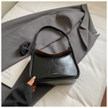 Sac polochon en cuir noir plissé avec bandoulière large et logo doré élégant - Noir sans Pendentif