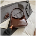 Sac carré rétro marron foncé brillant avec large bandoulière et logo doré élégant - Brun Sans Pendentif