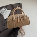 Borsa baguette retrò in camoscio kaki con manici in pelle e dettaglio logo metallico - Cachi