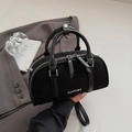 Borsa baguette minimalista in pelle scamosciata nera con manici in pelle e cerniere - Nero