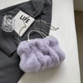 Détail du sac en peluche lavande avec accents de perles et poignée ornée de strass - Mauve Clair