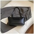 Borsa a spalla nera intrecciata minimalista da donna con doppi manici e chiusura magnetica - Nero senza Ciondolo