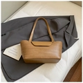 Borsa tote marrone intrecciata minimalista su un blazer grigio per lo stile quotidiano - Cachi (Senza Ciondolo)