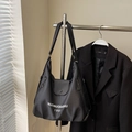 Grande borsa a spalla in nylon nero con stampa di testo bianco e zip metallica - Nero Grande