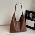 Schicke braune gewebte Leder-Hobo-Tasche im minimalistischen Design für den Alltag - Braun