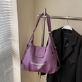 Borsa tote in nylon malva con scritte bianche e tracolla regolabile per uso quotidiano - Lilla Grande