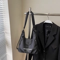 Grande borsa tote in nylon nero con scritte bianche e catena metallica da donna - Nero Piccolo