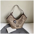 Leopard-Einkaufstasche mit braunen Lederriemen und einem dekorativen Mini-Beutel-Detail - Khaki (Mit Anhänger)