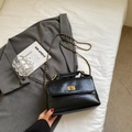 Sac bandoulière rétro en cuir plissé noir avec fermoir doré et bandoulière chaîne - Noir sans Pendentif