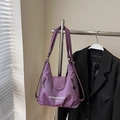 Versatile borsa tote viola con scritte bianche e dettagli in catena per pendolari - Lilla Piccolo