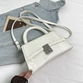 Chique witte handtas met slangenstructuur, zilveren draaisluiting en ronde handgreep - Broken Wit