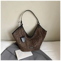 Große Shopper-Tasche mit Leopardenmuster, schwarzen Lederriemen und Markenlogo - Kaffeebraun (Mit Anhänger)