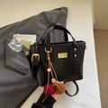 Bolso bombonera minimalista de cuero PU negro con placa dorada y colgante de peluche - Negro con colgante