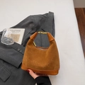 Dettaglio della borsa scamosciata marrone caramello con manici in pelle e fibbie in metallo - Marrone Chiaro