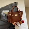 Bolso cubo vintage marrón en cuero PU brillante con colgante de peluche y oro - Marrón con colgante