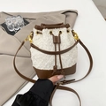 Elegante borsa a secchiello in pile crema con finiture in pelle marrone e occhielli dorati - Bianco