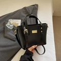 Borsa a secchiello minimalista in pelle nera con dettagli dorati e manico superiore - Nero senza Ciondolo