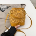 Elegante borsa a secchiello giallo senape in tessuto bouclé e pelle sintetica - Giallo